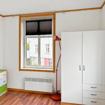 Family & Business Friendly 2br By 31 Apartment