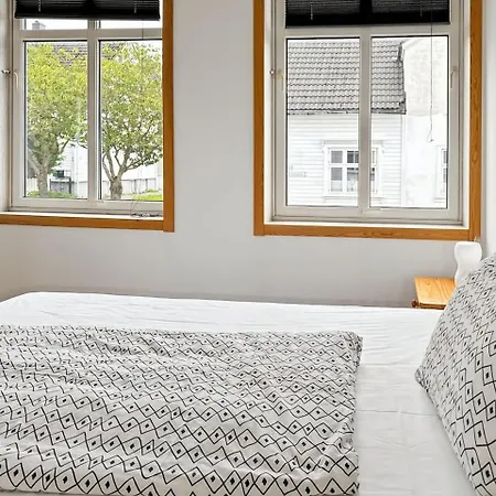 Family & Business Friendly 2br By 31 Apartment