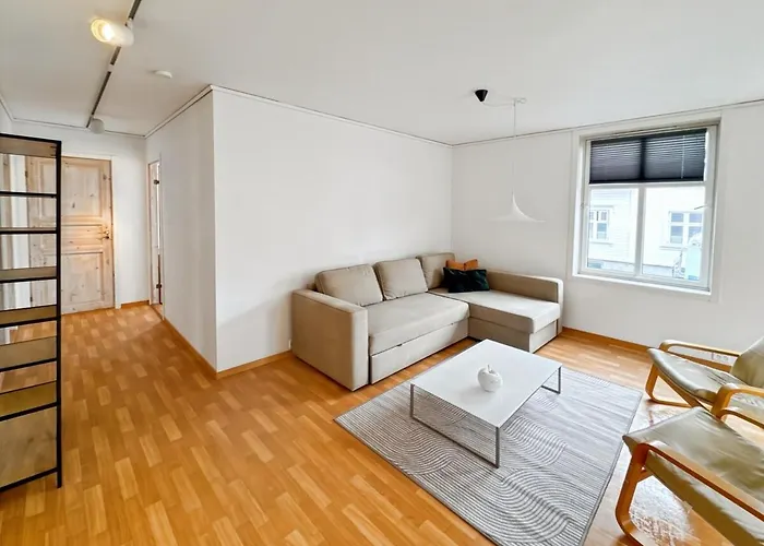 Family & Business Friendly 2br By 31 Apartment