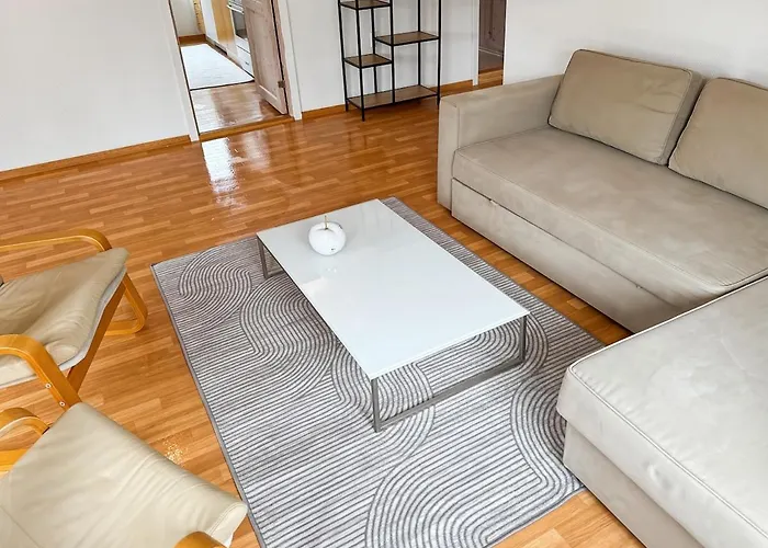 Family & Business Friendly 2br By 31 Apartment